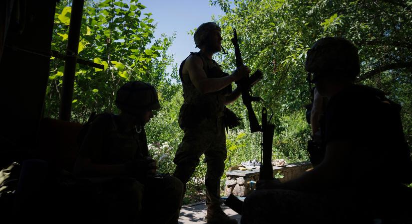Egyre többen mondanak igent az ukrán fegyverszállításokra, de mi lesz a katonákkal?