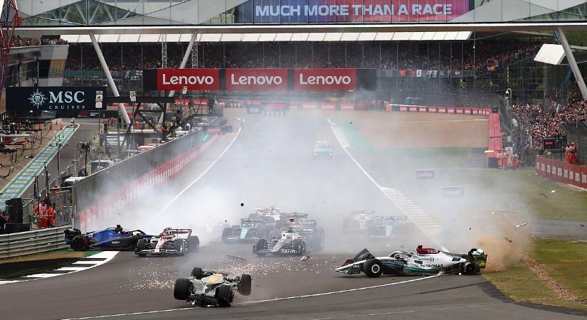 Sainz-győzelem és Hamilton-dobogó az év futamán, ami hatalmas rajtbalesettel indult!