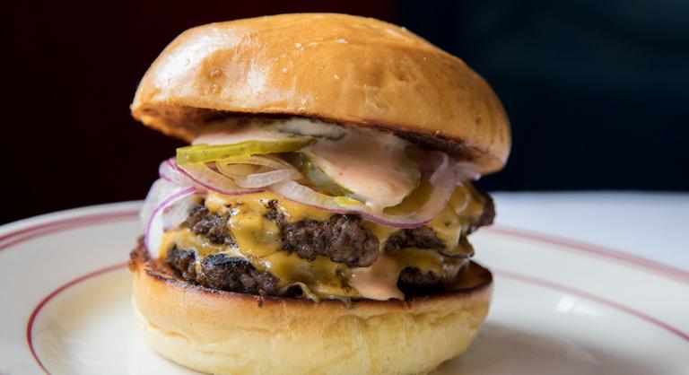 A lelkiismeretes kannibálok örülhetnek: itt vannak a hamis emberi húsburgerek