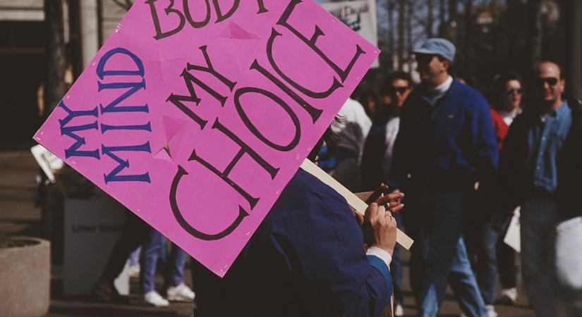 Amerikában nők milliói veszítették el az abortuszhoz való jogukat. Vajon mi vár ezután a magyar nőkre?