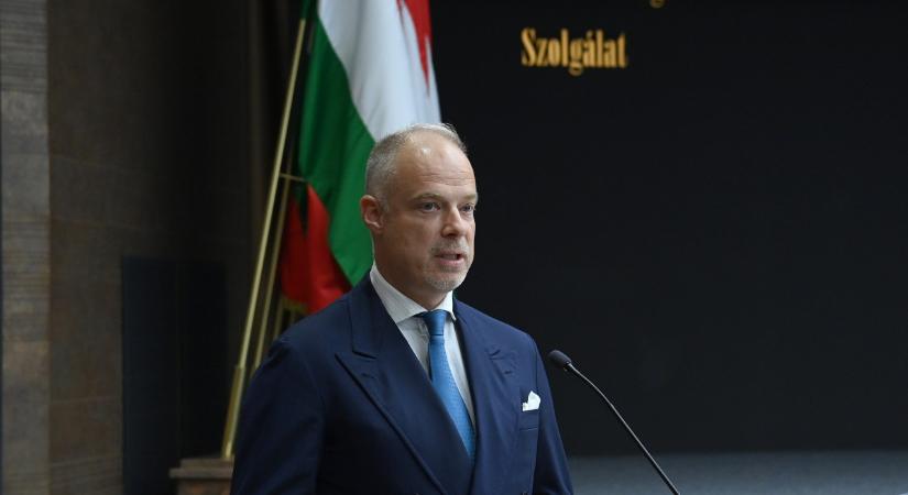 Honvédelmi miniszter: Arra van szükség, hogy magyar fiatalok beálljanak katonának