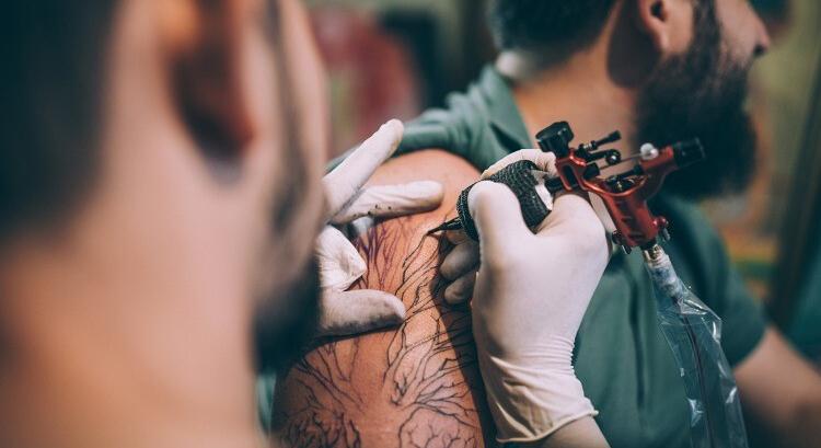 Hogyan kell kezelni a friss tetoválást?