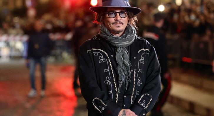 Johnny Depp sokatmondó tetoválással zárja le az elmúlt időszakot
