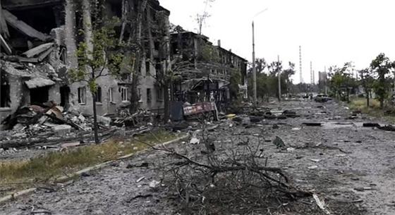 Ukrajna elvesztette Luhanszkot, de ígéreteket kapott az újjáépítésre – ez történt a háború 131. napján
