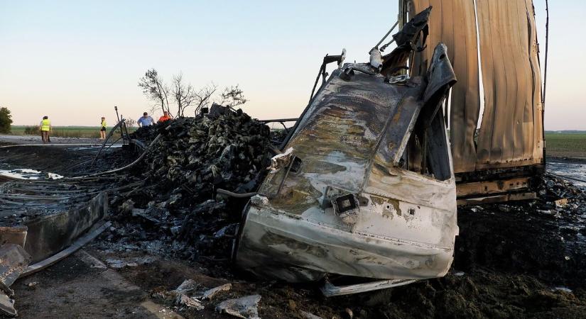 Sokkoló baleset Soltnál: 3-an szörnyethaltak - helyszíni fotók