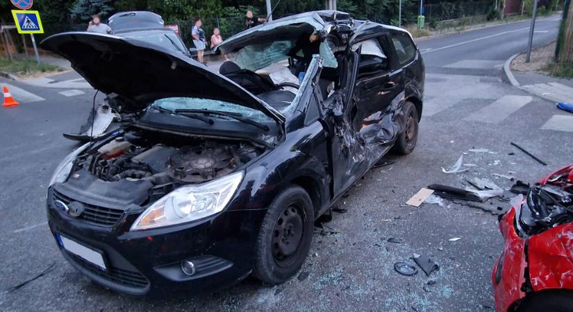 Balhé a balesetnél: Csúnyán összetört a Ford, a vétlen utasok hozzátartozói majdnem megverték a balesetet okozó autóst, a rendőrök csillapították le őket