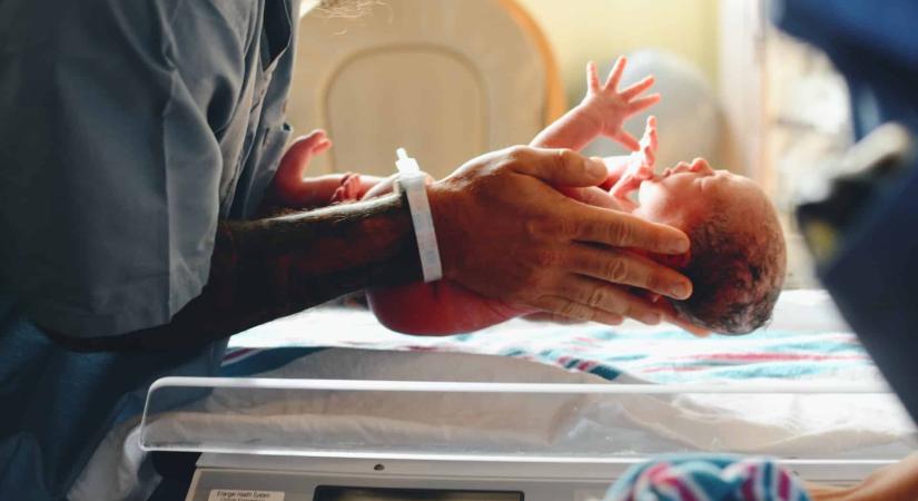 A testvérpártól született csecsemő órákkal születése után meghalt a vérfertőzés miatt