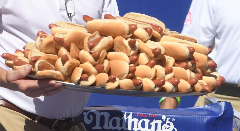 10 perc alatt 63 hot dogot evett meg egy férfi
