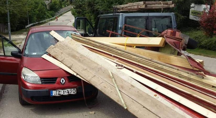 Túlsúlyos pótkocsiról lezúduló gerendák törték be egy autó szélvédőjét Solymáron