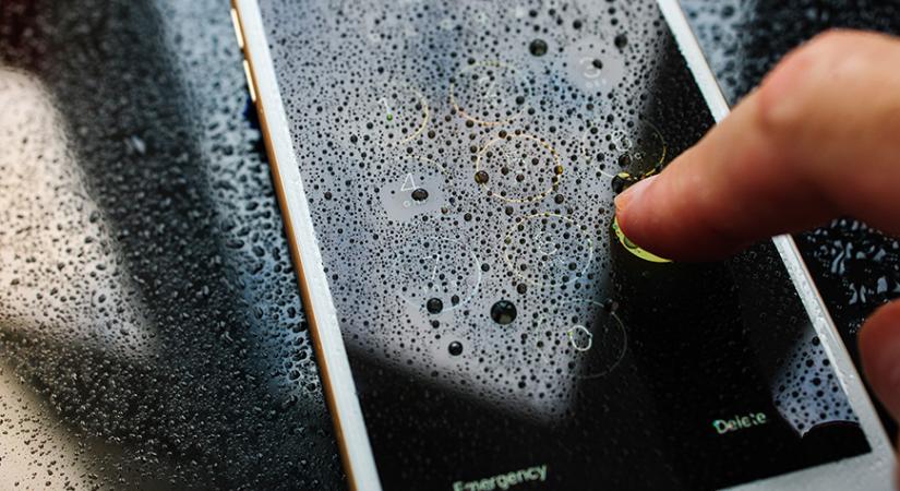 Újíthat az iPhone: nem lesz több elgépelés a kijelzőre kerülő vízcsepp miatt