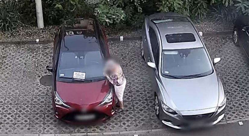 Videón, ahogy “megkulcsozza” a 16 db. autót egy nő Újpesten