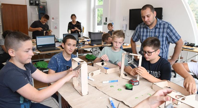 Háromdimenziós nyomtatóval terveztek saját eszközöket az ifjú zöldmérnökök Szolnokon