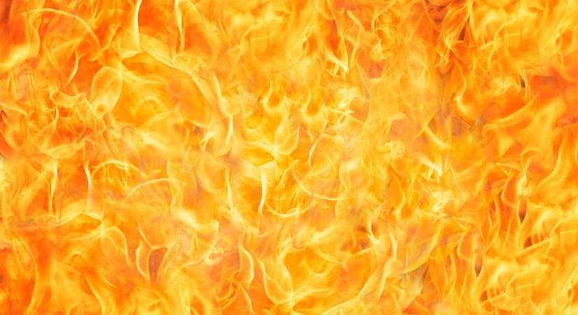 Kigyulladt egy farakás Szalkszentmártonban, a tűz egy melléképületet is veszélyeztetett