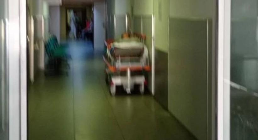 Órákat hagyták feküdni a folyosón a súlyos fájdalmakkal küzdő beteget