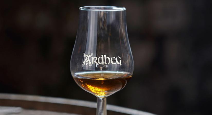 Több milliárd forintot fizettek a világ legdrágább whisky-jéért