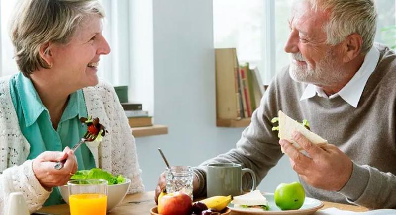 Ízületi problémák, érelmeszesedés, csontritkulás, vashiány megelőzése: Hogyan táplálkozz, ha elmúltál 60? Dietetikus tanácsai