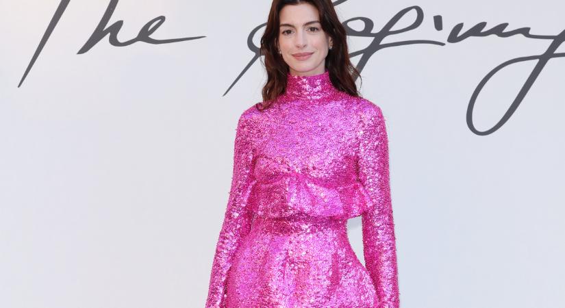 A 39 éves Anne Hathaway ultramini ruhában ragyogott a divatbemutatón: sosem láttuk még ennyire merésznek