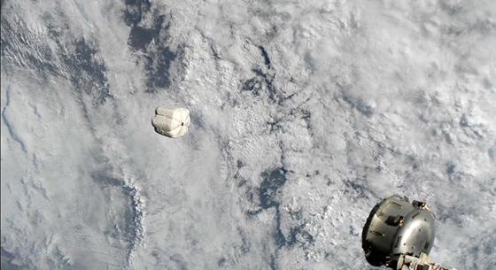 Kidobtak egy majdnem 80 kilós szemeteszsákot a Nemzetközi Űrállomásról