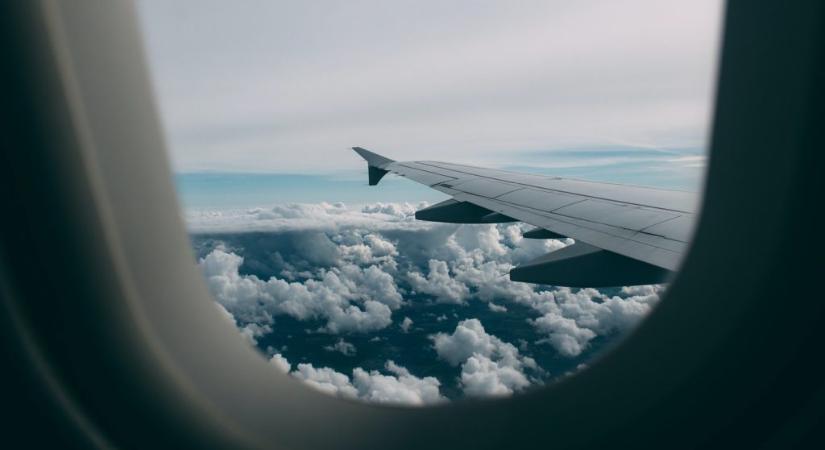 Horror a repülőn: a levegőben lazultak meg a csavarok a szárnyon