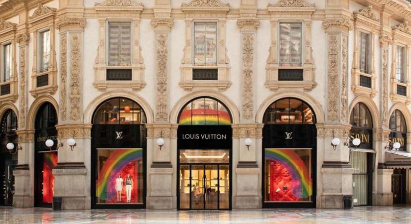 Szivárványba öltözteti kirakatait a Louis Vuitton