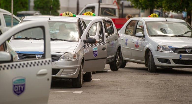 Dráguló taxizás: taktikázni a megmaradás és az eltűnés között