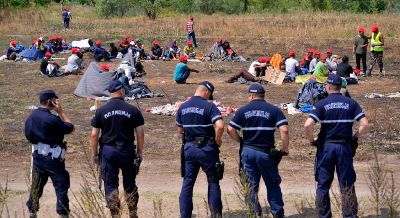 Nagy mennyiségű fegyvert foglalt le a migránsoktól a szerb rendőrség