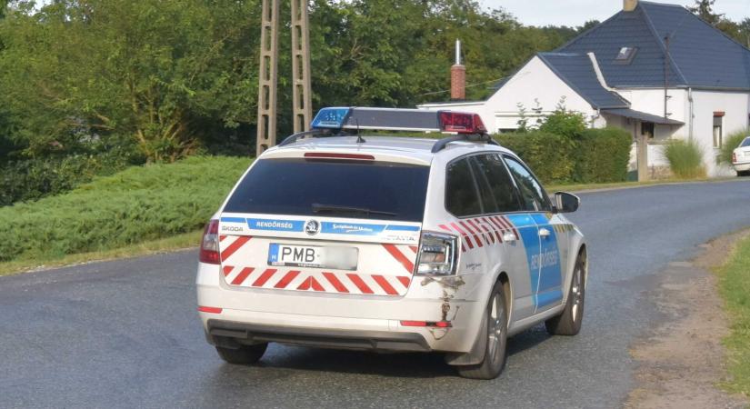 Kanyarodó traktor oldalának tolatott Skoda rendőrautó Sajtoskálon
