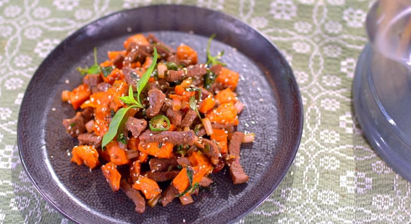 Szezámmagos, csípős marhahús batátával – egyserpenyős recept