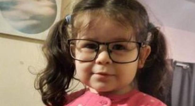 Mellbevágó: egy 2 éves kislány az életéért küzd, miután a szökőkútban játszott a kánikula miatt