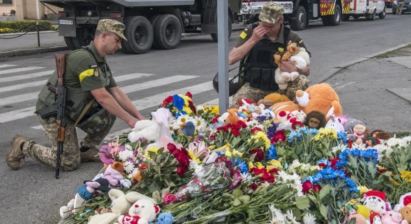 Vinnicja gyászba borult, a Kreml magyarázkodik a világszerte döbbenetet kiváltó rakétatámadás miatt