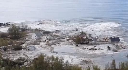 Földcsuszamlást videóztak Norvégiában, nyolc ház szakadt a tengerbe