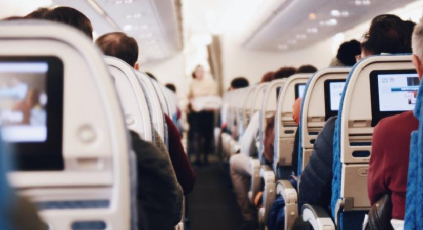 Tapló utas miatt nem tudott filmet nézni a repülőn