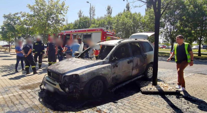 Hipermarket parkolójában lángolt egy Volvo - szolgálaton kívüli rendőrök tolták el a szomszéd autót