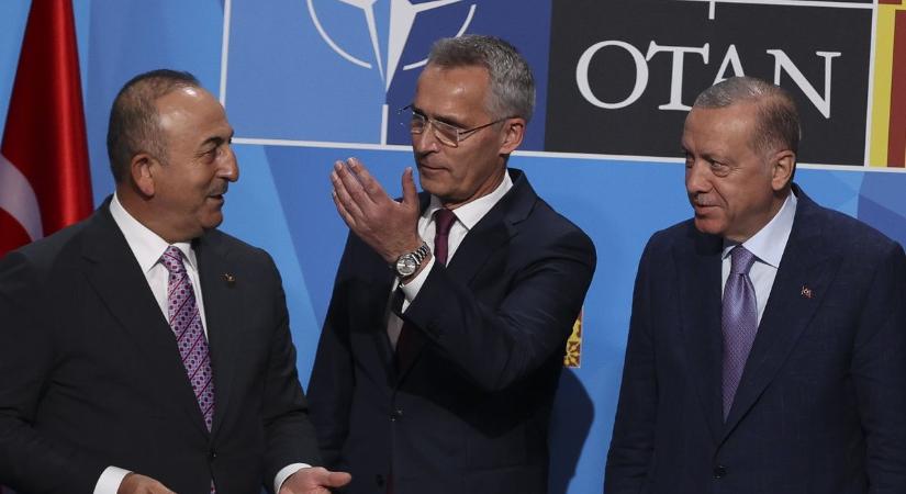 A török elnök ismét a NATO bővítés befagyasztásával fenyegetőzött