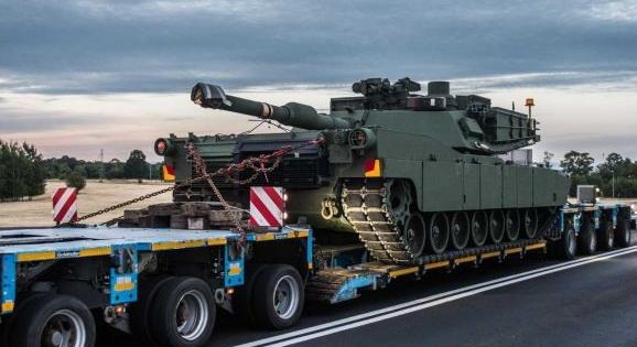 Megérkeztek Lengyelországba az Abrams gyakorló harckocsik