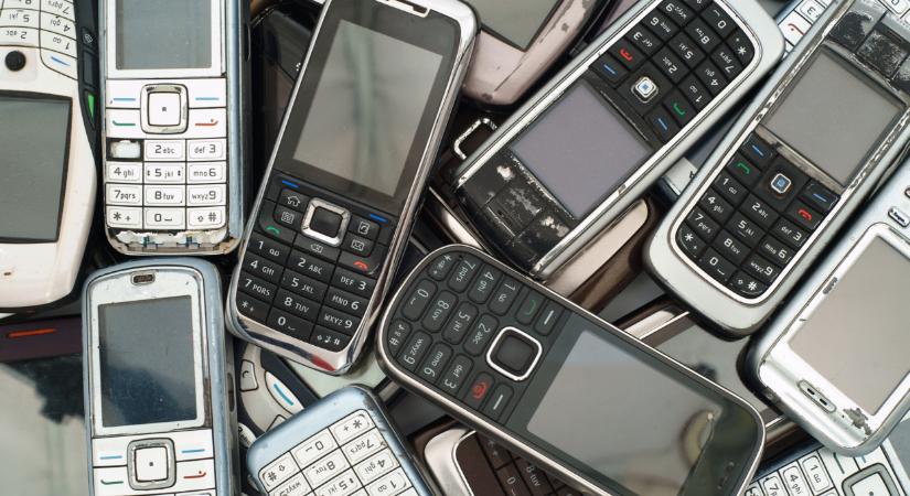 Ősrégi telefonokban fuldokolnak a magyarok: rengeteg fiókban lapulnak veszélyes készülékek