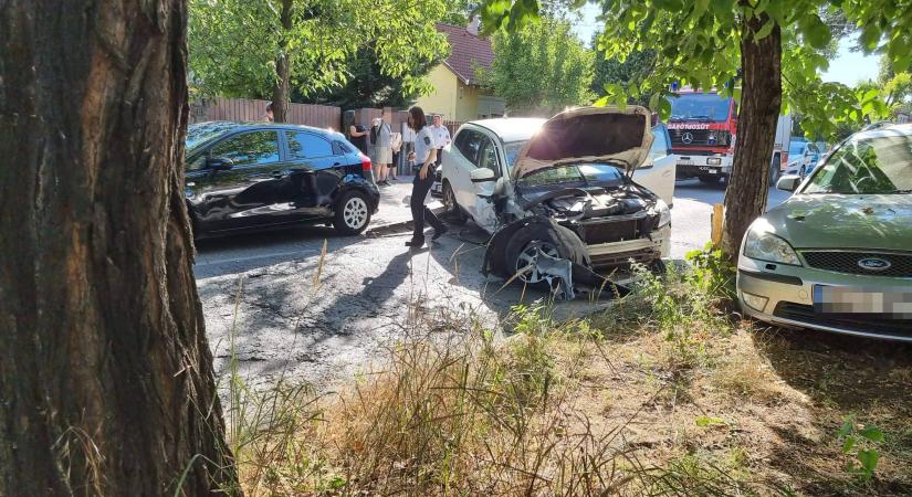 Három autó rohant egymásba Csepelen – Fának csapódott egy Volvo és miután visszapattant két másik kocsit is letarolt – Fotók a helyszínről