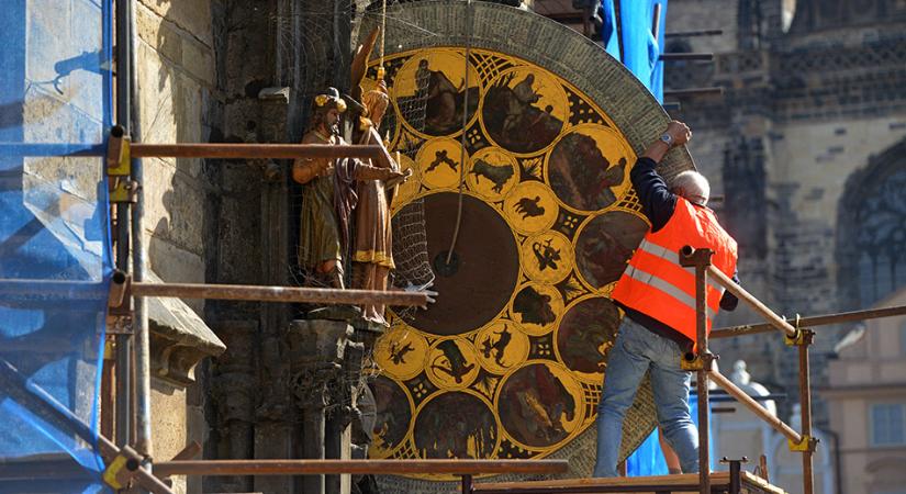 Meghamisították a prágai óratorony híres képeit?
