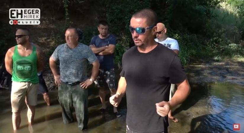 Civilek mentik a Tarna folyót, amelynek vízét egy vállalkozó szivattyúzta ki – videó