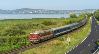 Féláron utazhatunk a Balaton-átúszásra vonattal