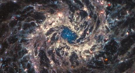 Fantomgalaxist fényképezett a James Webb teleszkóp - úgy néz ki, mint egy szem, ami éppen ránk bámul