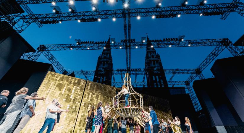 Opera a levegőben – A Dóm téren próbál a La Traviata