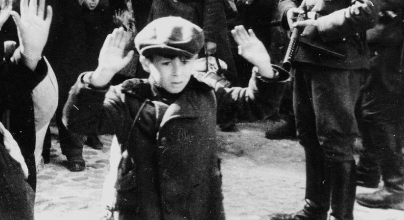 A sokkoló fotó alapján azonosították a lengyel kisfiúra fegyvert szegező náci tisztet