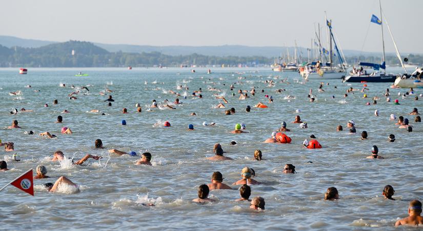 Több mint 12.000 ember ugrott vízbe a jubileumi, 40. Balaton-átúszáson