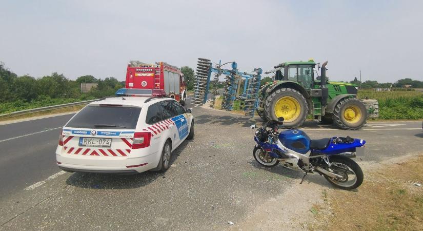 Súlyos baleset Körmendnél - Kanyarodó traktornak ütközött egy motor