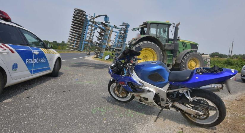 Kanyarodó John Deere traktor ütközött Suzuki motorral a 86-os főúton, Körmendnél