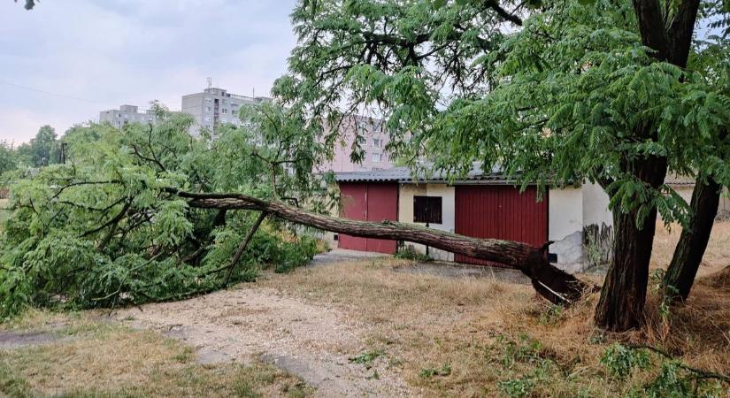 Súlyos károkat okozott a vihar Oroszlányban és környékén
