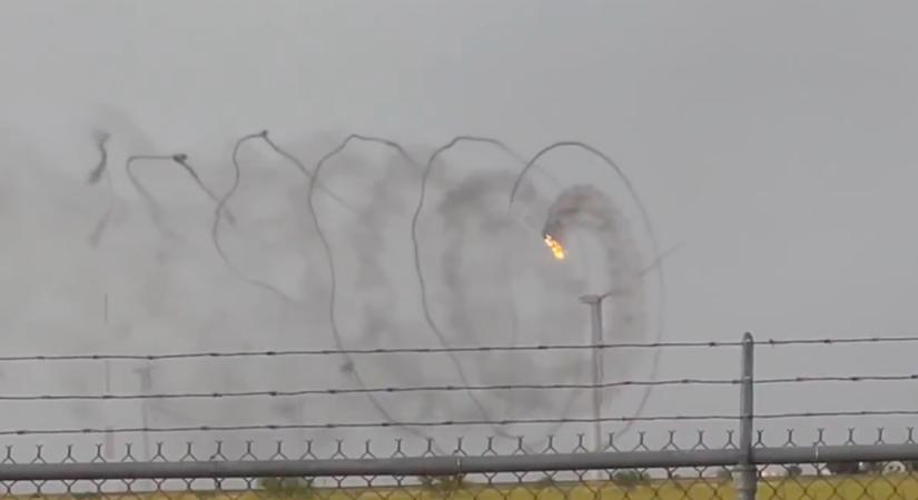 Így néz ki videón egy szélturbina, amibe belecsapott a villám