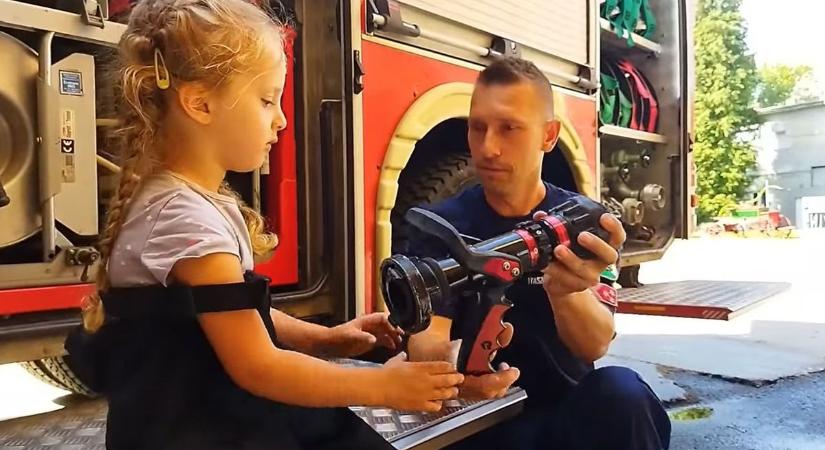 A kaposvári tűzoltókkal szülinapozott a zimányi kislány