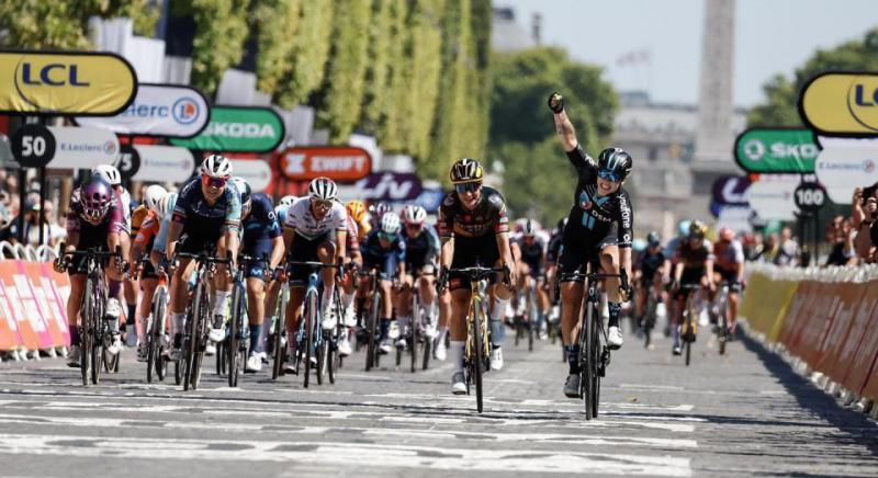 Tour de France hírek: elrajtolt a női viadal, Vingegaard nyerte minden idők leggyorsabb versenyét, Philipsen sikere a Champs-Elysées-n